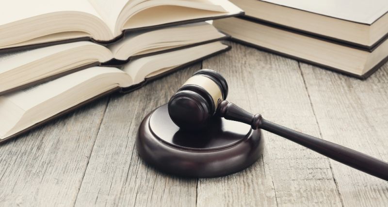 martello-da-tribunale-e-libri-giudizio-e-concetto-di-legge ALTRE NOTIZIE