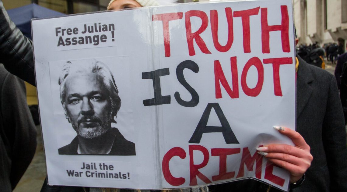 Julian Assange, nostro collega